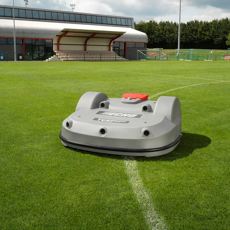 ECHO TM-2000 Großflächenroboter auf einem Fußballfeld